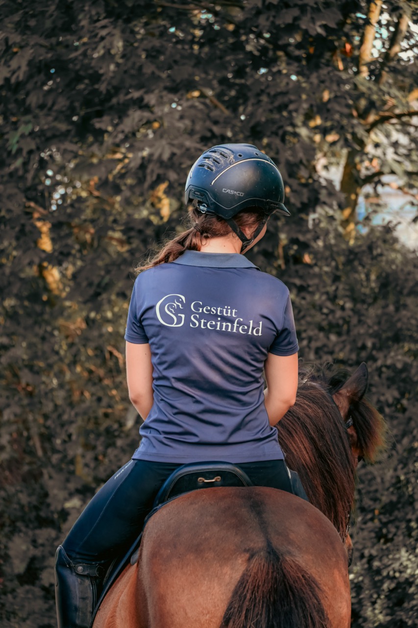 Gestüt Steinfeld Jugendteam Reiterin mit Logo Shirt